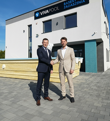 Założyciele Viva Pool przed siedzibą firmy