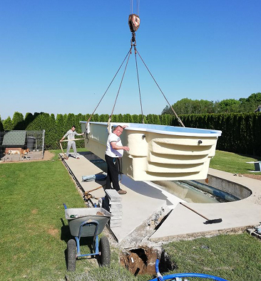 Montaż basenu przy użyciu dźwigu