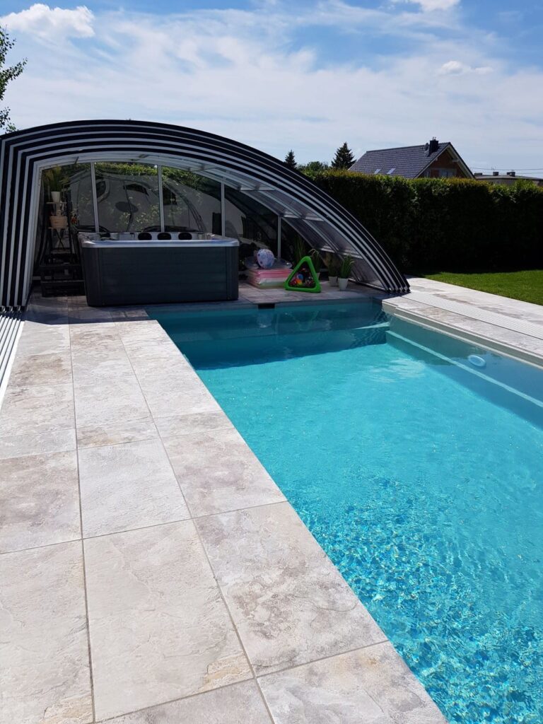 Eleganckie zadaszenie na basen wysokie OPTIMA I 8,80 x 5,00 x 2,20 poliwęglan lity wysoka pokrywa basenowa