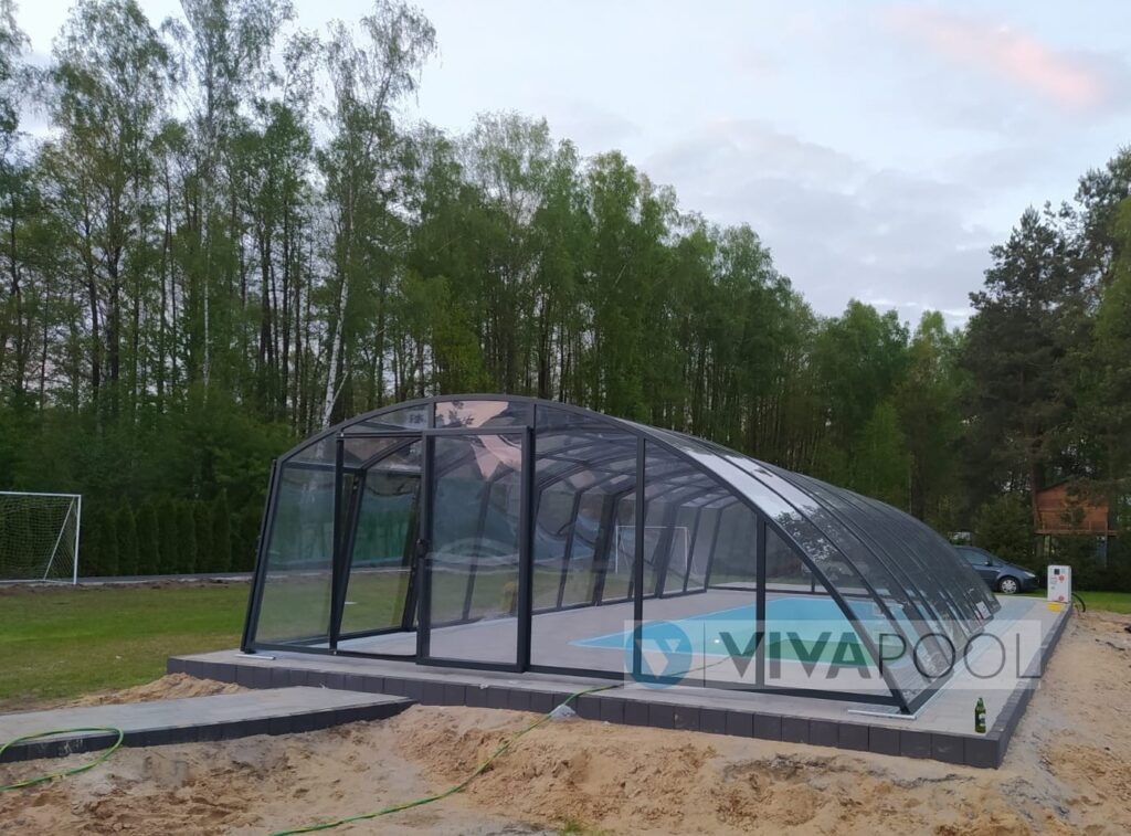 Eleganckie zadaszenie na basen wysokie OPTIMA I 8,80 x 5,00 x 2,20 poliwęglan lity wysoka pokrywa basenowa ANTRACYT