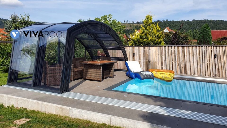 Eleganckie zadaszenie na basen wysokie OPTIMA I 10,90 x 5,20 x 2,30 poliwęglan lity wysoka pokrywa basenowa ANTRACYT