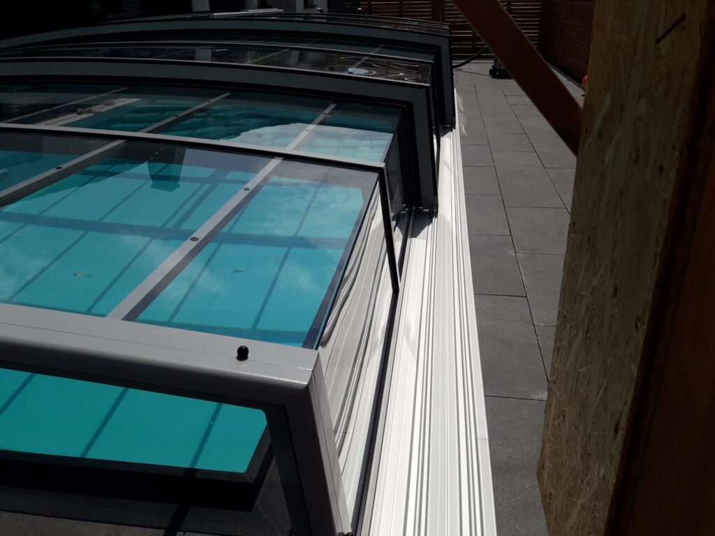 Nowoczesne zadaszenie 10,29 x 4,50 x 0,75 na basen CASABLANCA R1 z jedną szyną poliwęglan lity