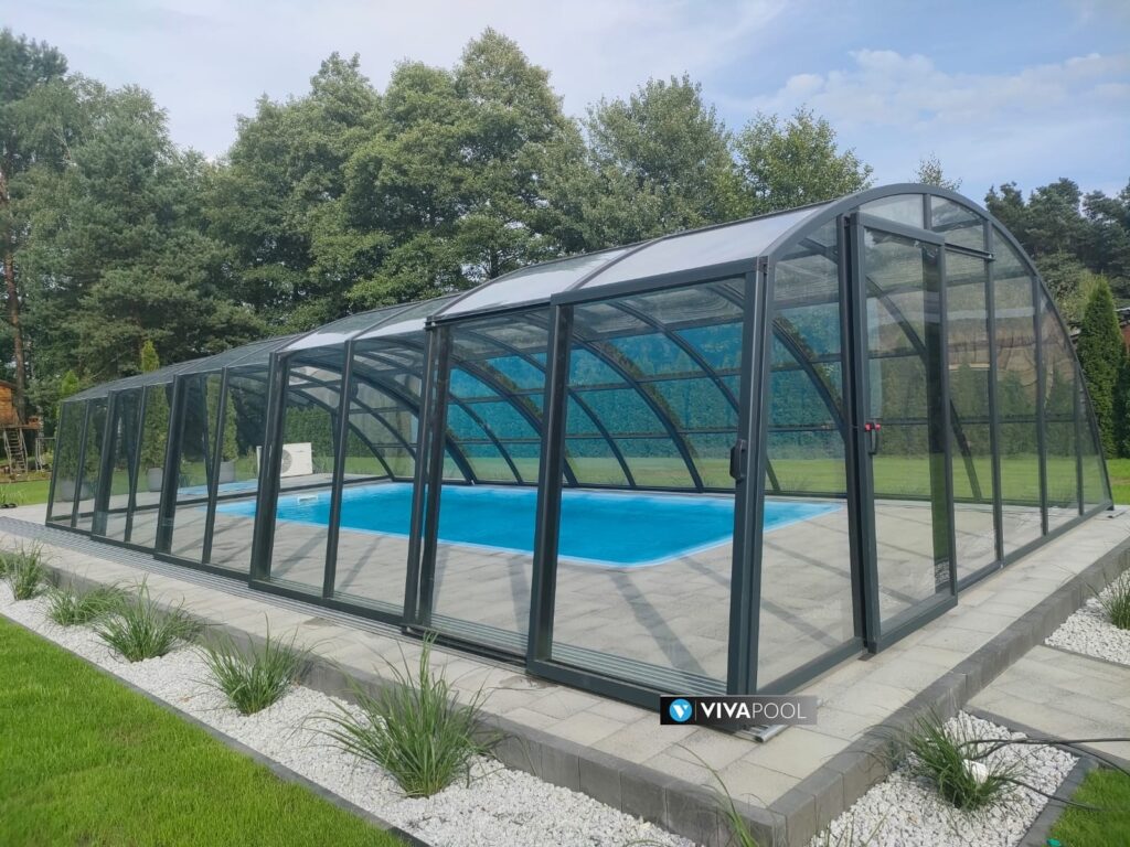 Eleganckie zadaszenie na basen wysokie OPTIMA I 10,90 x 5,20 x 2,30 poliwęglan lity wysoka pokrywa basenowa ANTRACYT